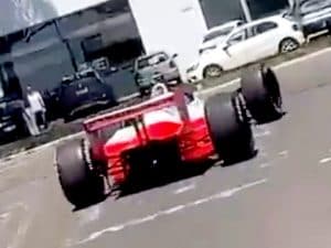uomo-guida-mclaren-f1-senna-300x225.jpg