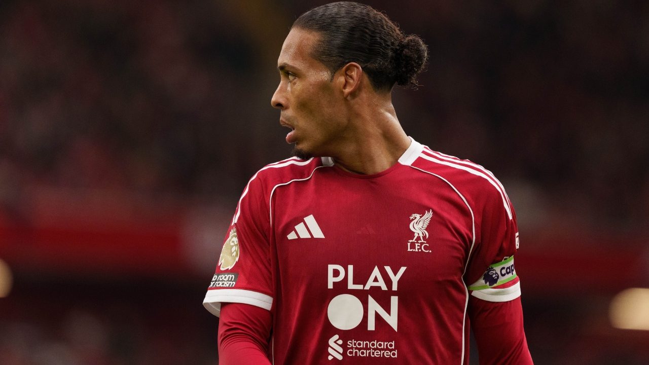 Liverpool bloccato in aeroporto, calciatori nell'area partenze per quattro ore: cosa è successo