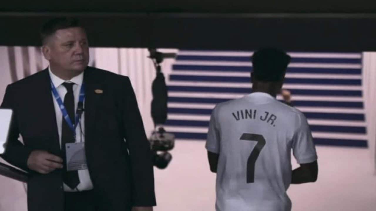 Vinicius esplode contro Xabi Alonso, prende male la sostituzione: reazione rabbiosa nel Clasico