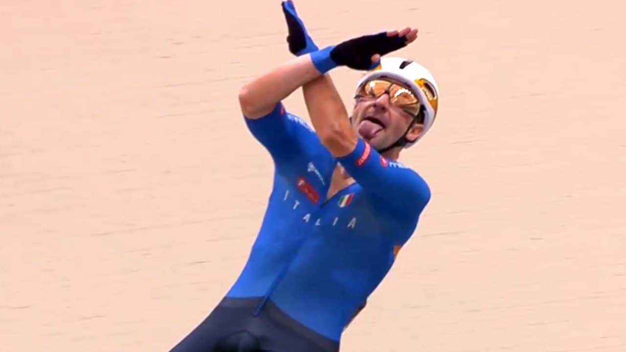 Cosa significa la "X" al cielo di Elia Viviani da campione del Mondo: la politica non c'entra nulla