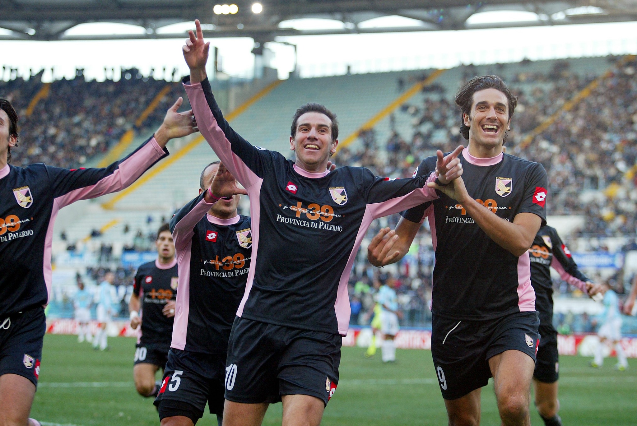 Lamberto Zauli festeggia un gol con il Palermo in casa della Lazio.