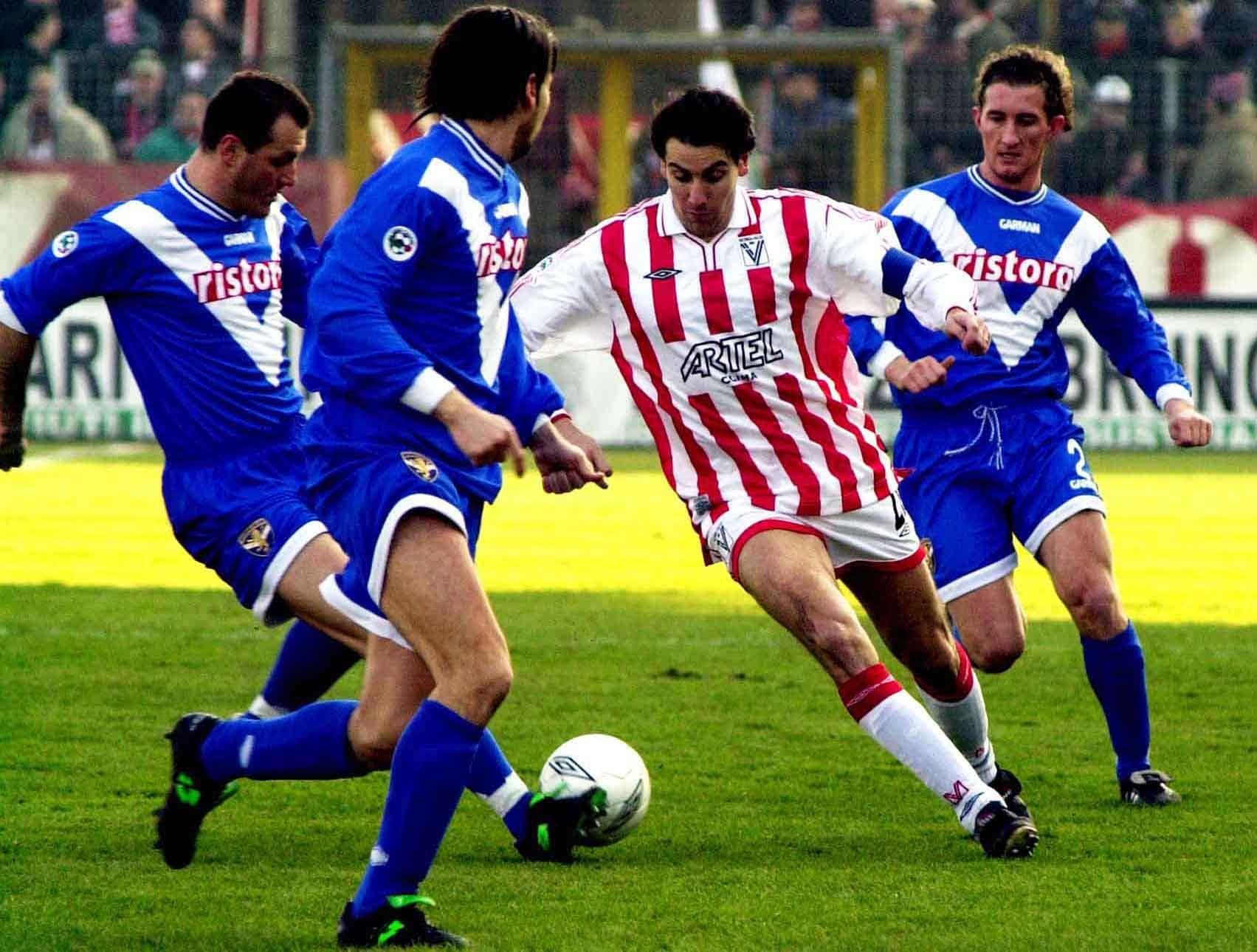 Zauli, con la maglia del Vicenza, in azione tra tre calciatori del Brescia.