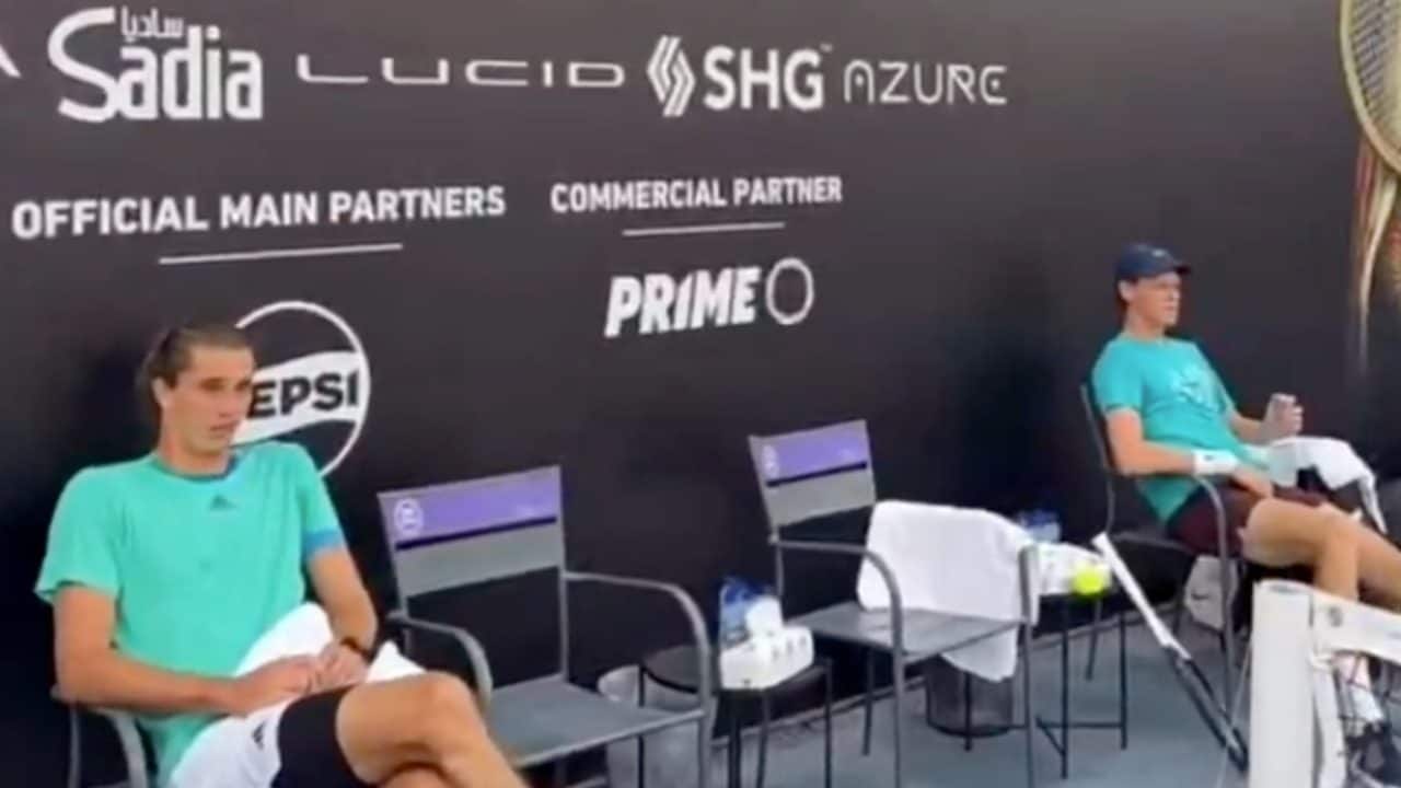 Sinner spiazza Zverev con la domanda più spontanea al Six Kings Slam: "Con chi hai perso?"