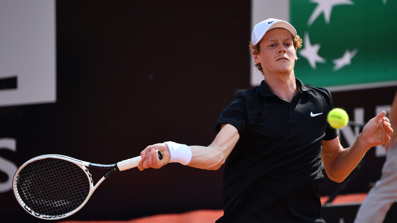 Un giovane Jannik Sinner in azione