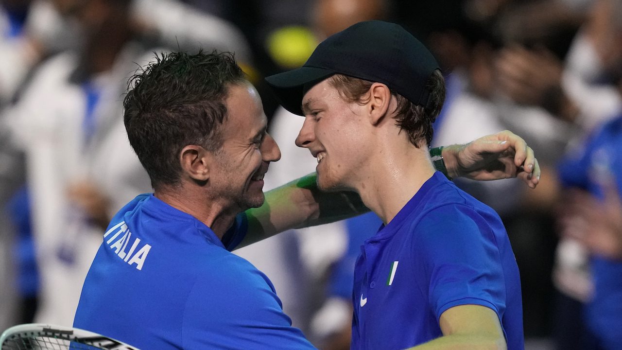 Sinner e Volandri in passato dopo un match di Coppa Davis