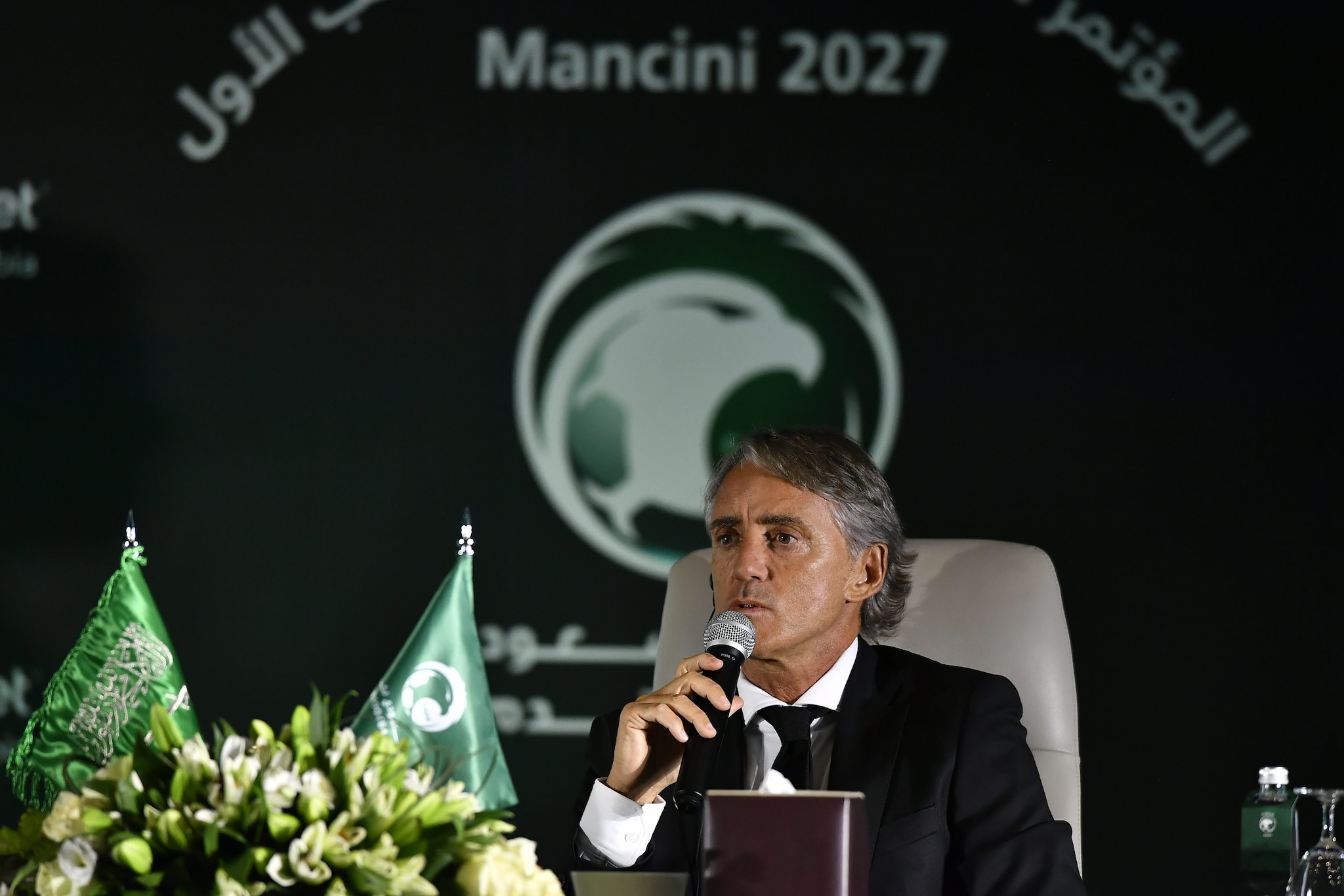 Roberto Mancini nel corso della presentazione ufficiale come ct dell’Arabia Saudita