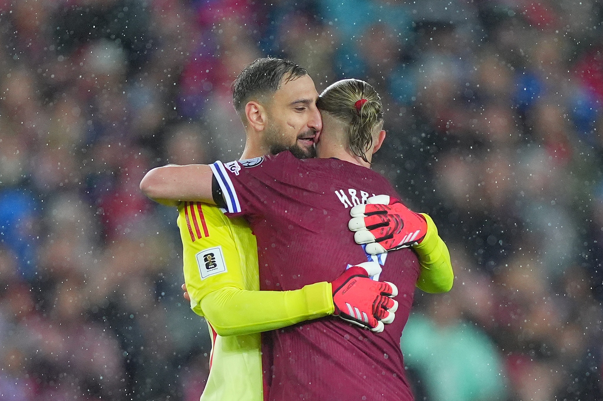 Donnarumma abbraccia Haaland durante Norvegia–Italia