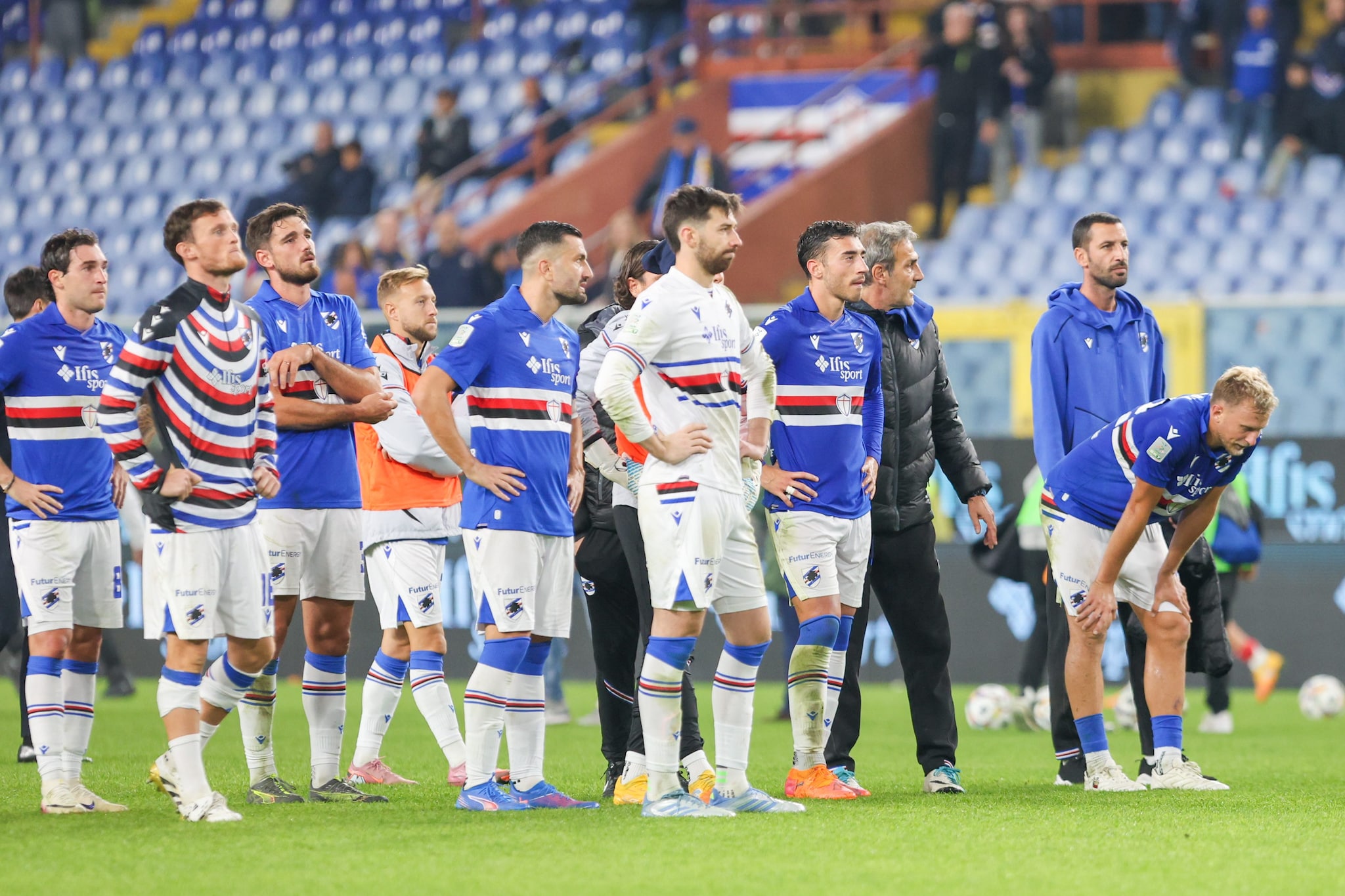 Sampdoria nel baratro, ora è ultima in Serie B: i tifosi bloccano la squadra negli spogliatoi
