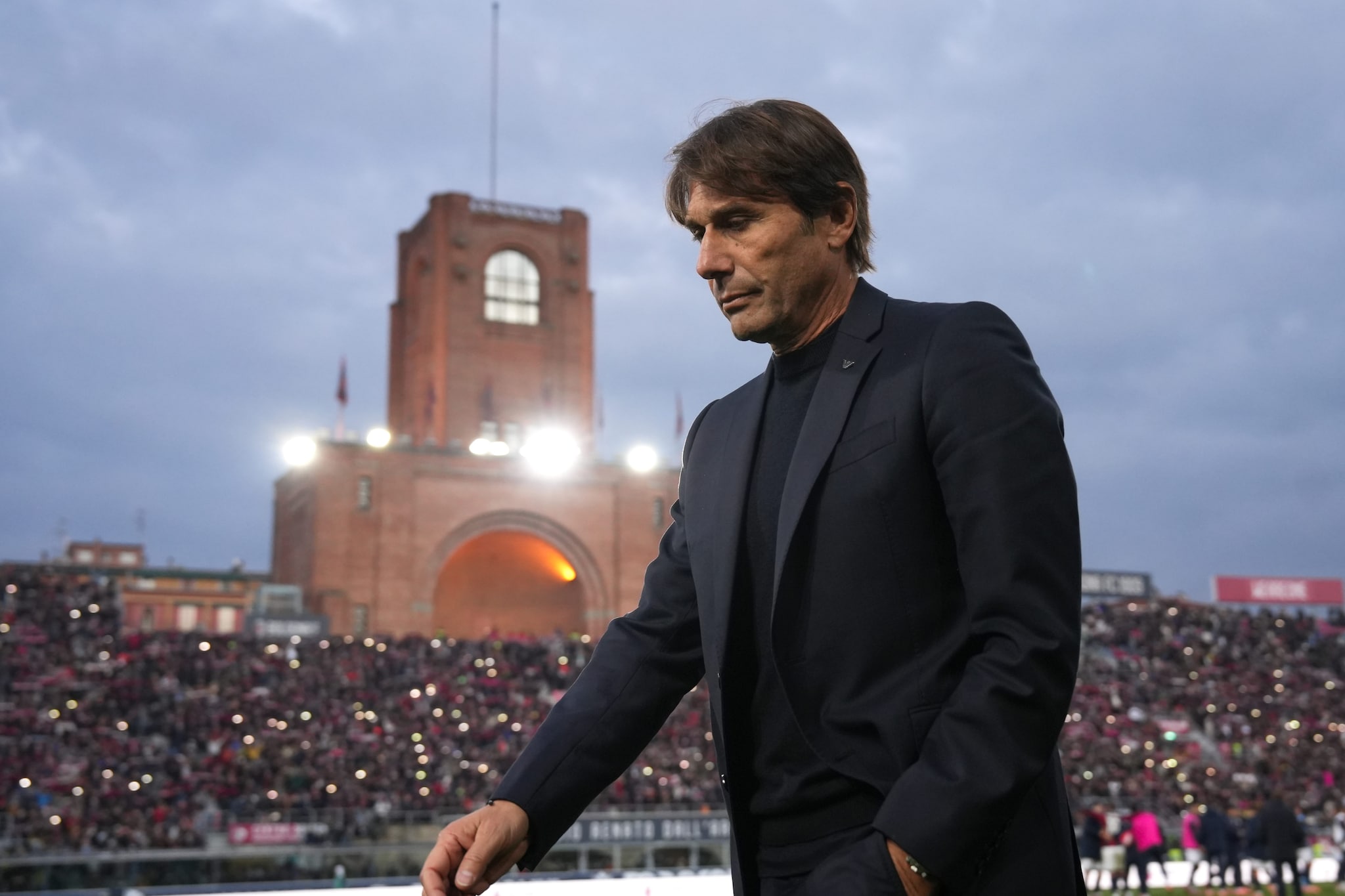 Conte in uscita dal Dall’Ara ultimo KO del Napoli prima della sosta