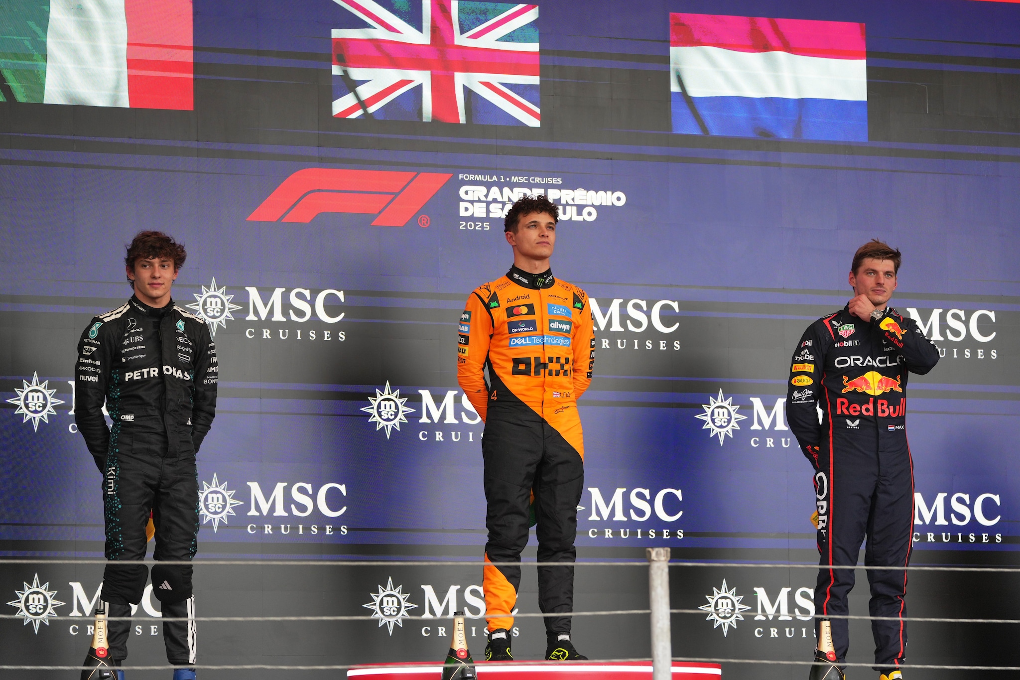Kimi Antonelli sul podio con Lando Norris e Max Verstappen.