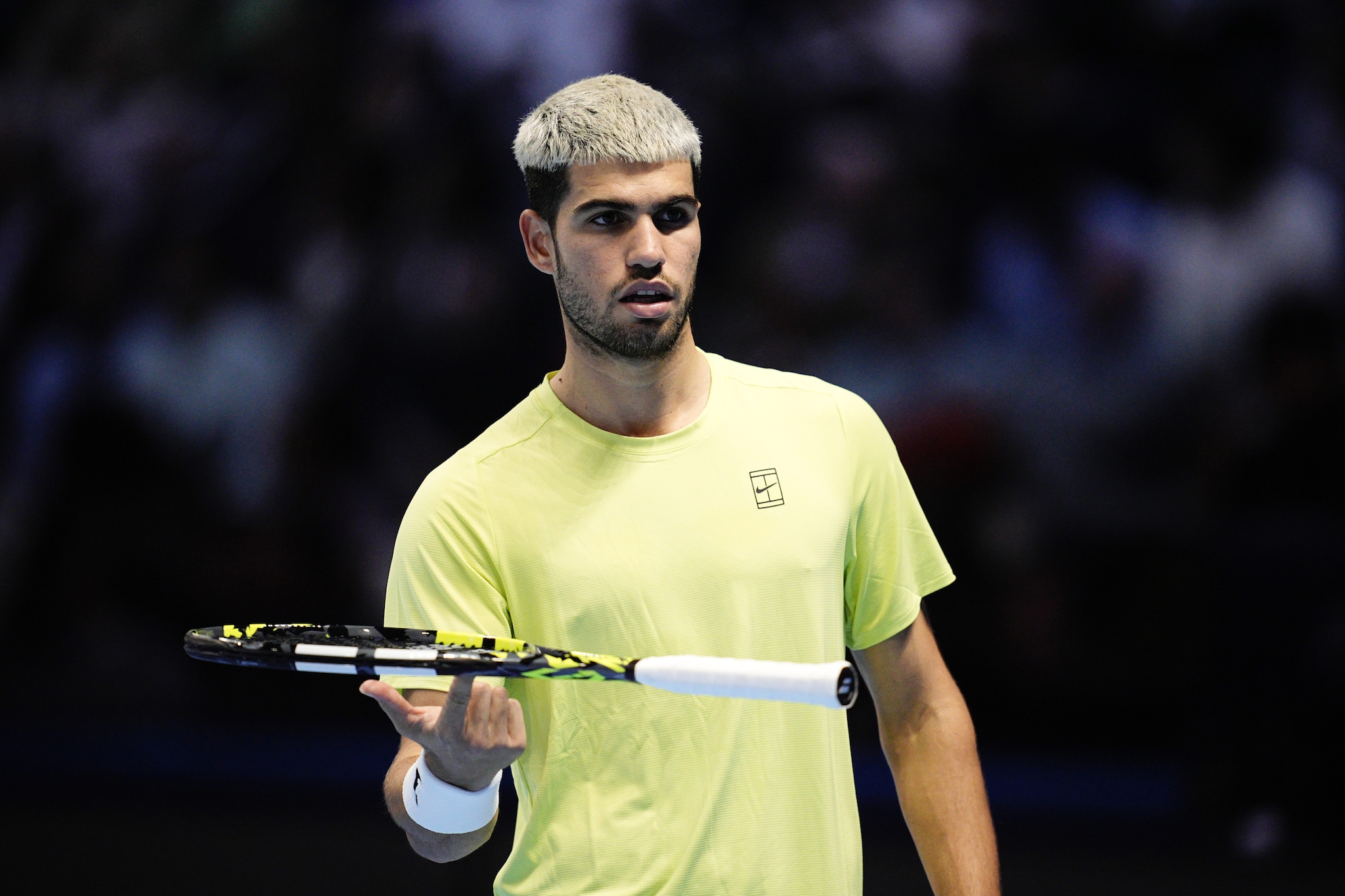 Carlos Alcaraz è uno dei tennisti con cui si può giocare. Il numero 1 è a disposizione per mezz’ora di lezione privata.