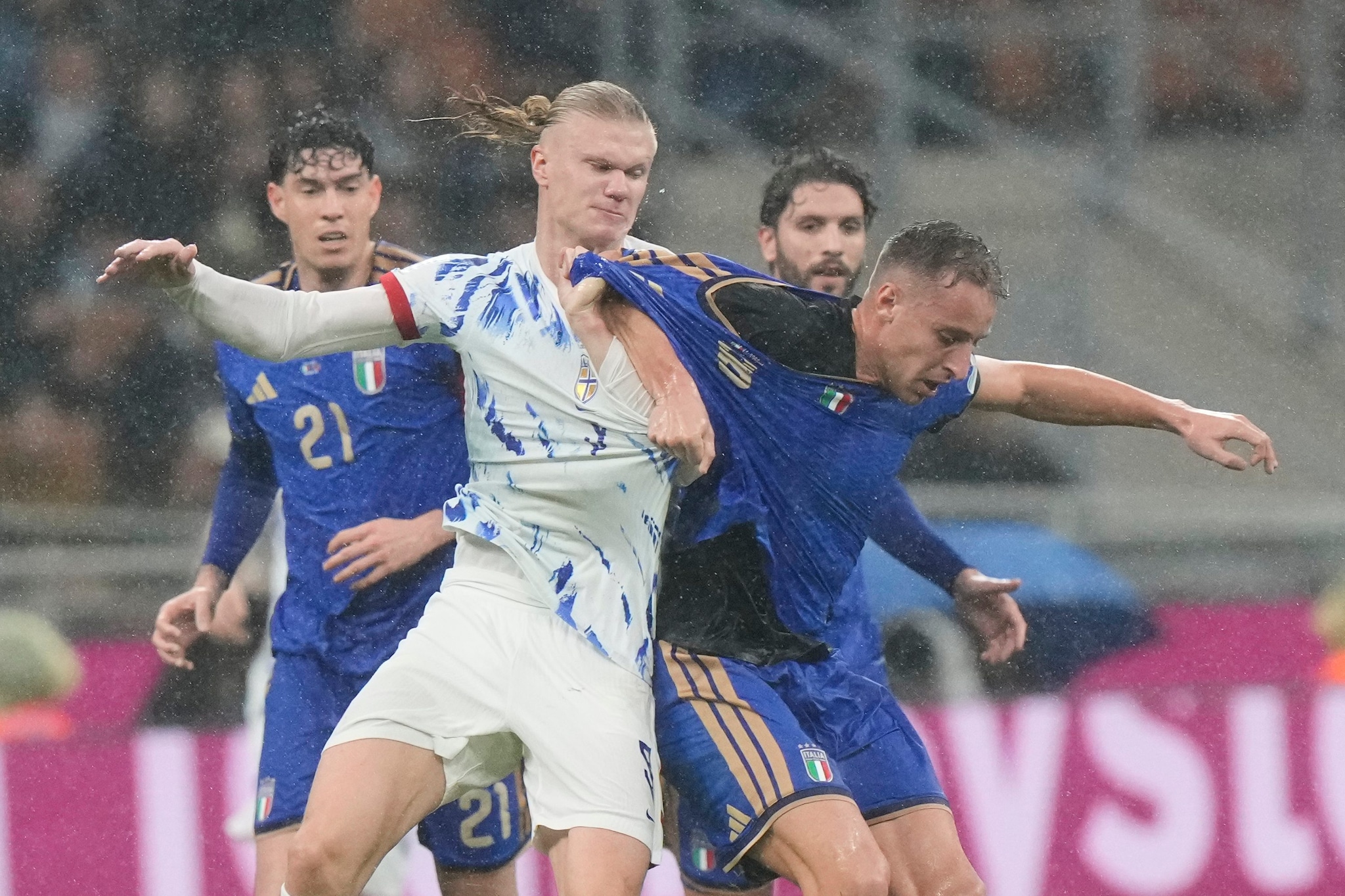 La battaglia in campo tra Haaland e Frattesi.