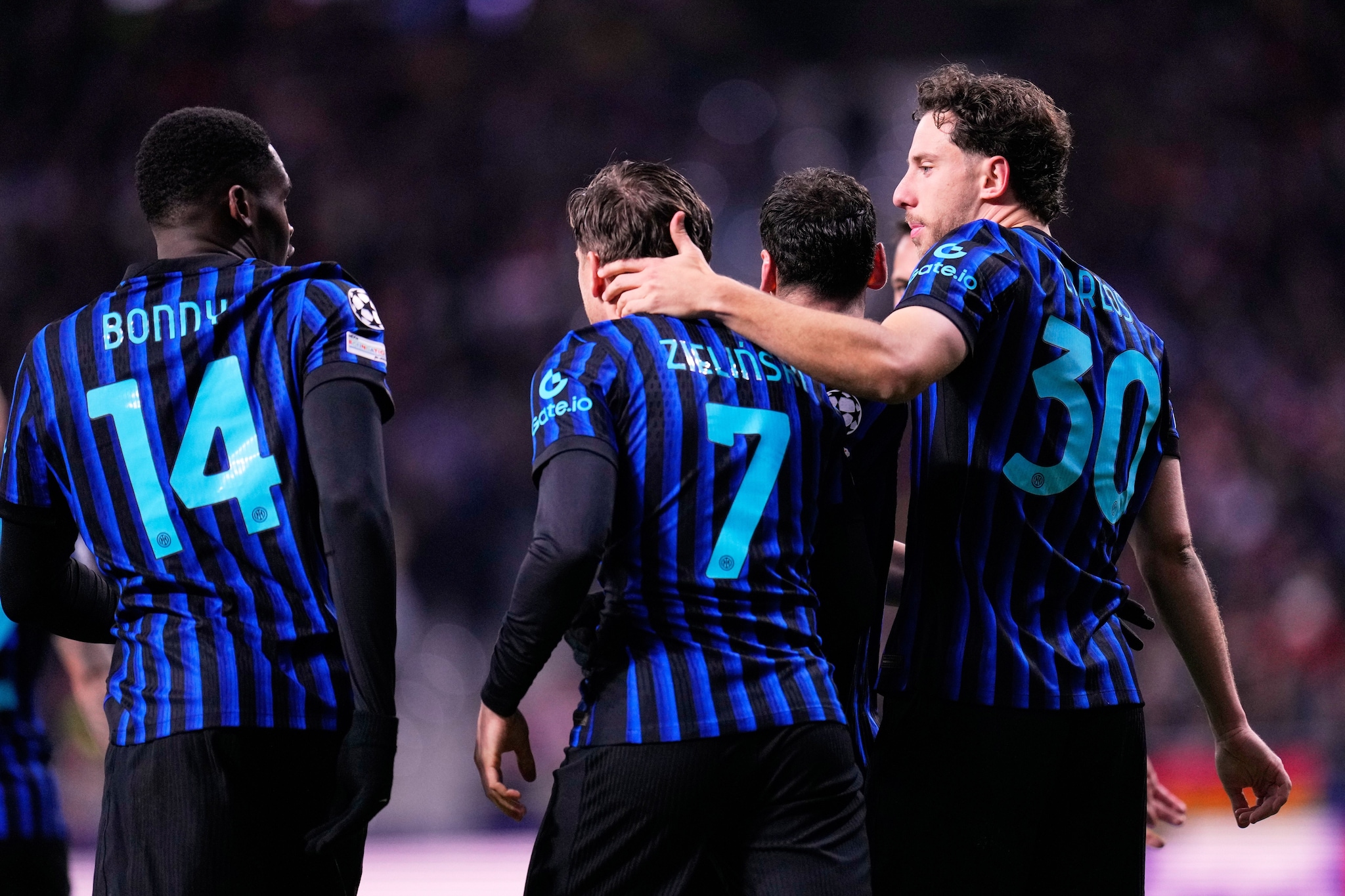 I compagni abbracciano Zielinski autore dell’1–1 contro l’Atletico