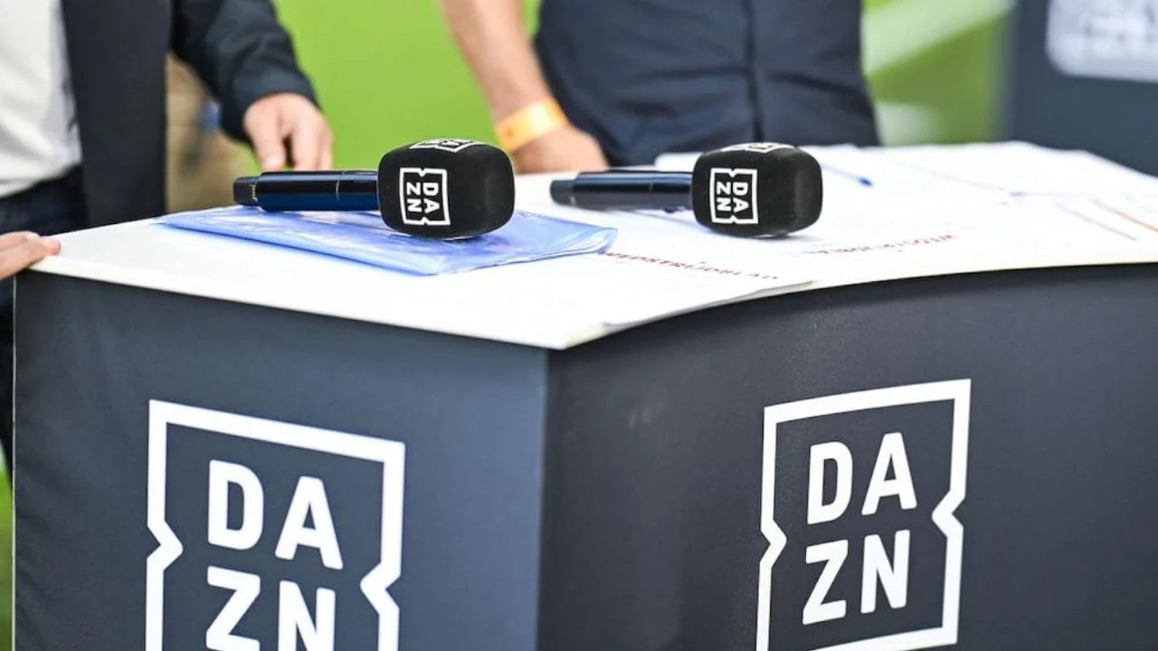 DAZN lascia al buio il calcio belga, "il contratto termina con effetto immediato": tifosi disperati