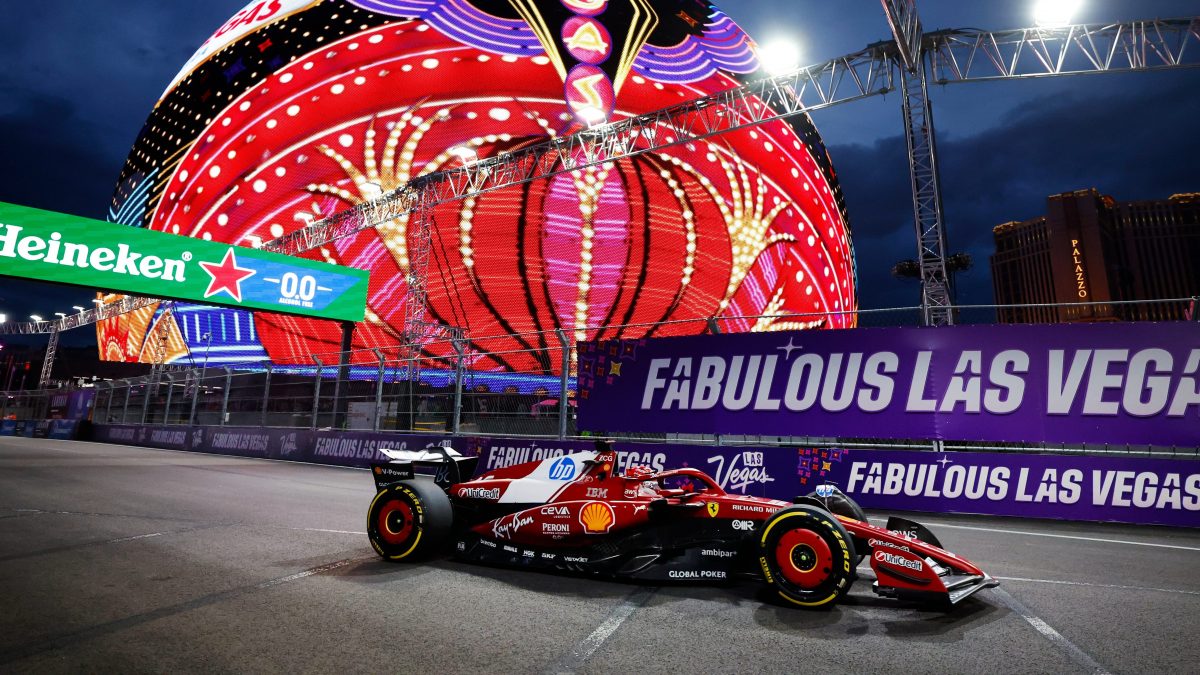 La Ferrari di Leclerc sul circuito della Strip su cui domani si corre la gara del GP di Las Vegas della Formula 1 2025.