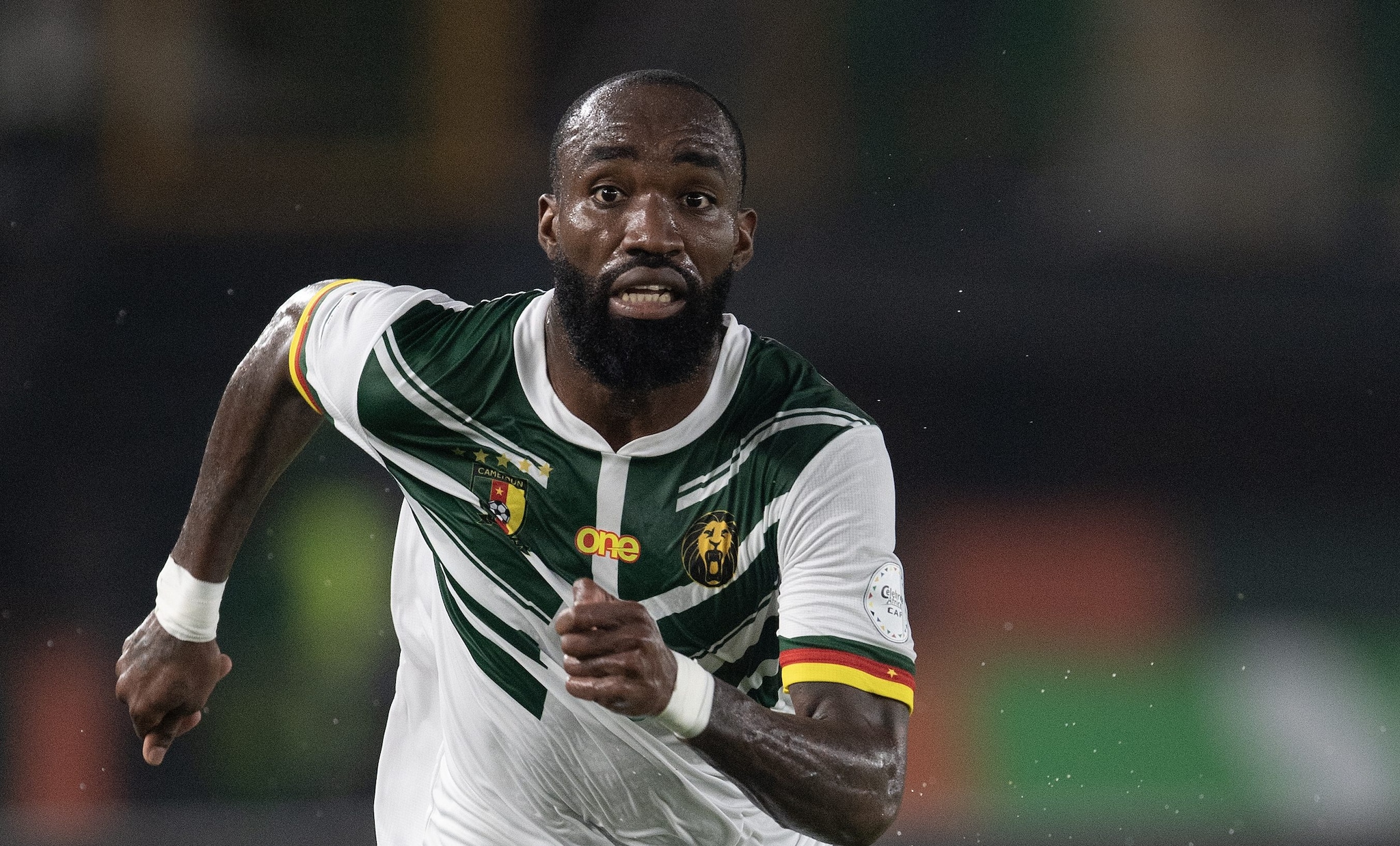 Il calciatore africano in azione con il Camerun