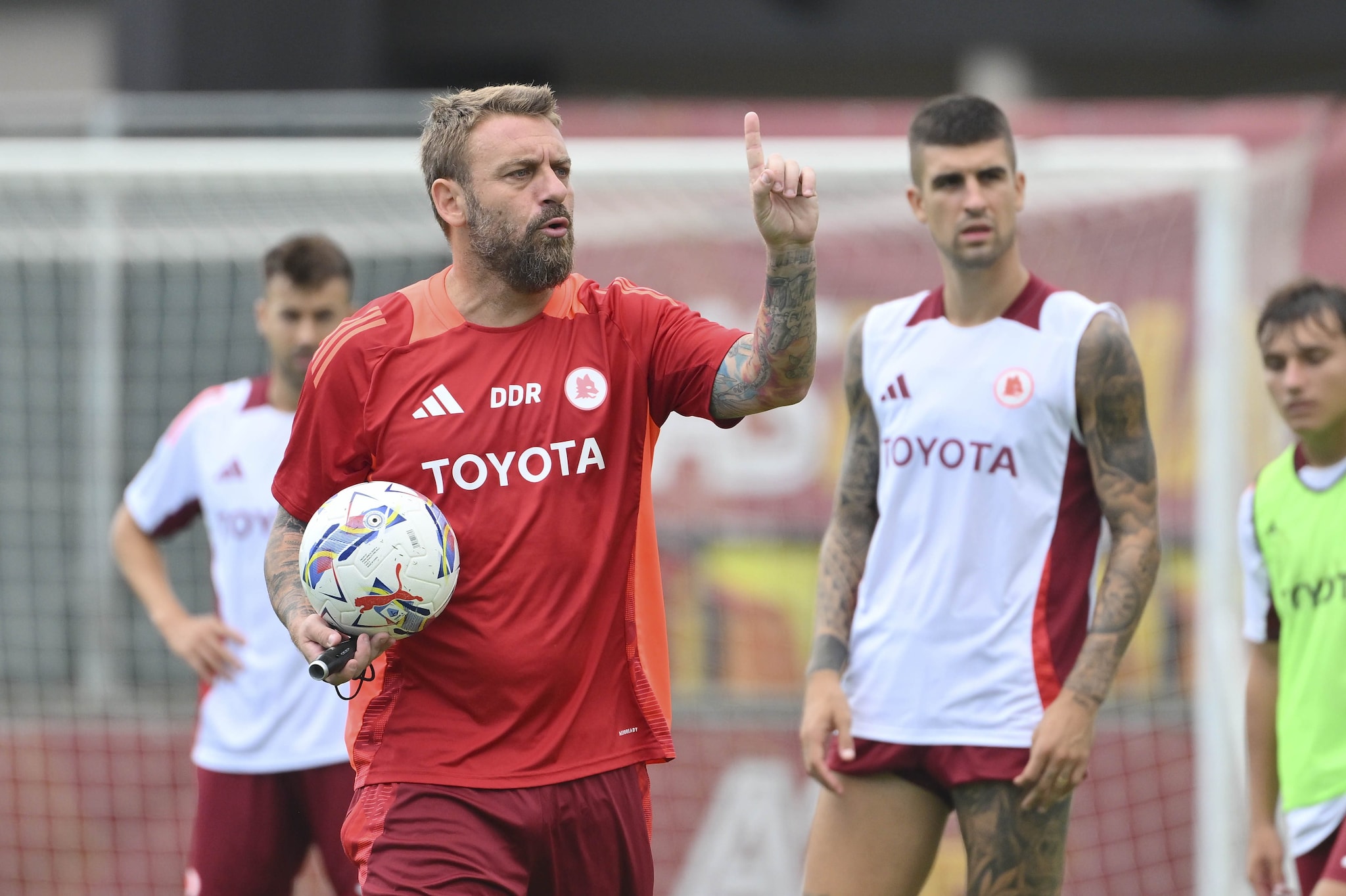 De Rossi in allenamento con la Roma.