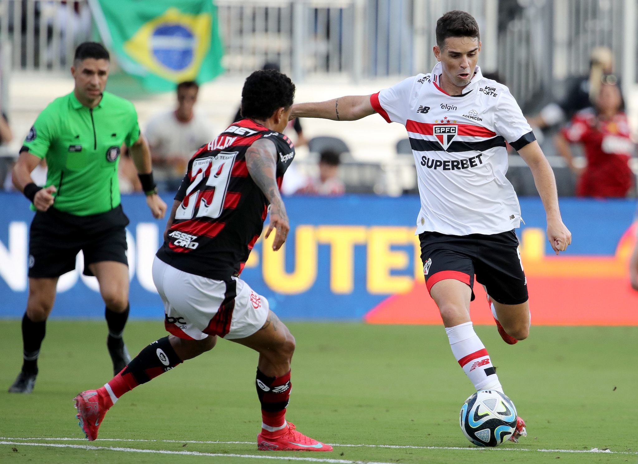 Oscar in azione con la maglia del San Paolo.