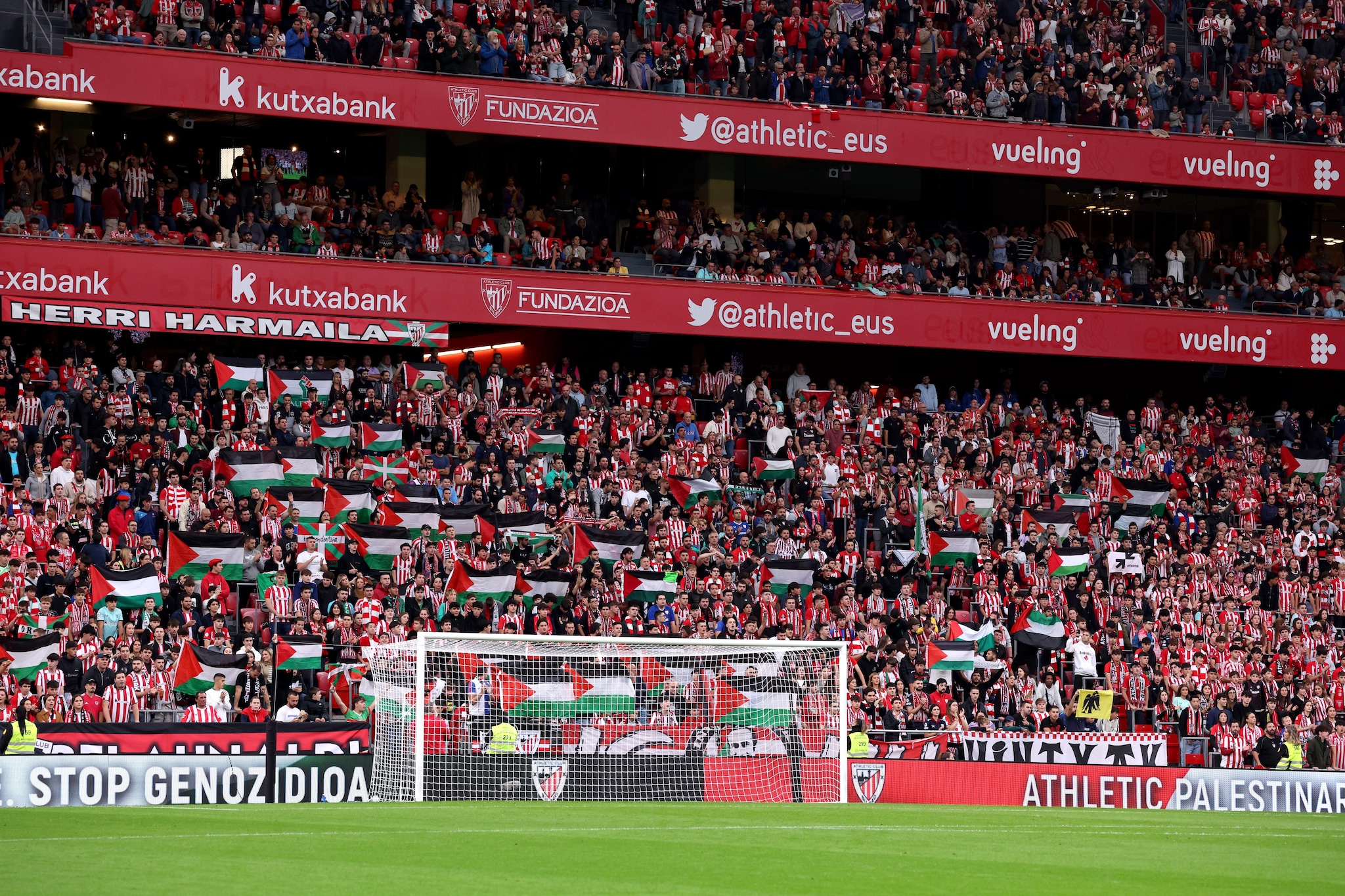 Il sostegno dei tifosi dell’Athletic Club alla causa palestinese.