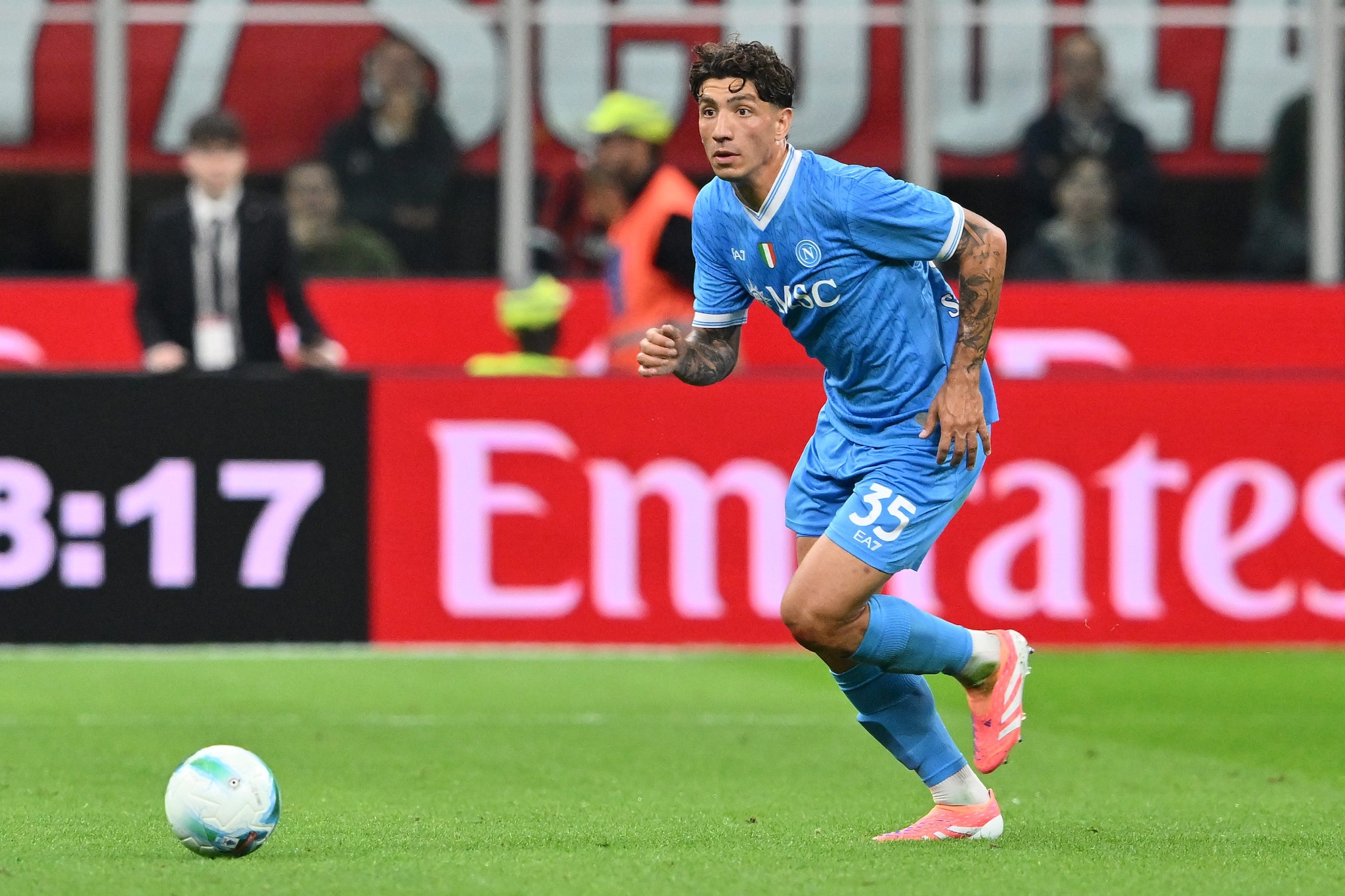 Marianucci in azione con la maglia del Napoli a San Siro.