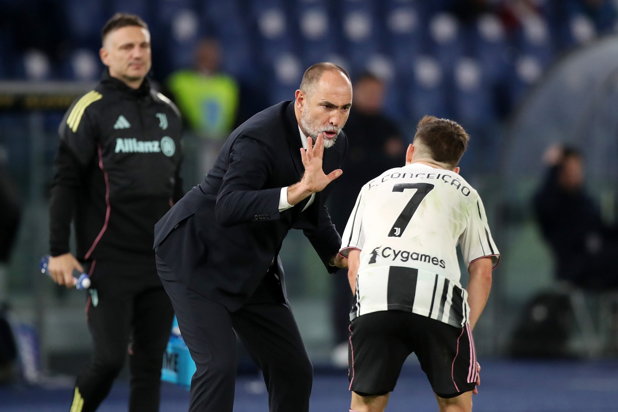 Tudor dà indicazioni a Conceicao.