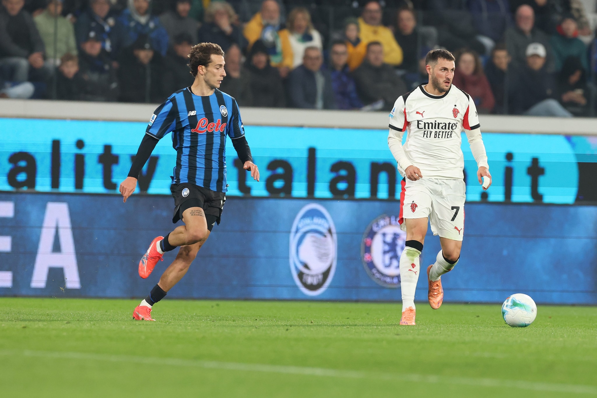  Gimenez in azione contro l’Atalanta.