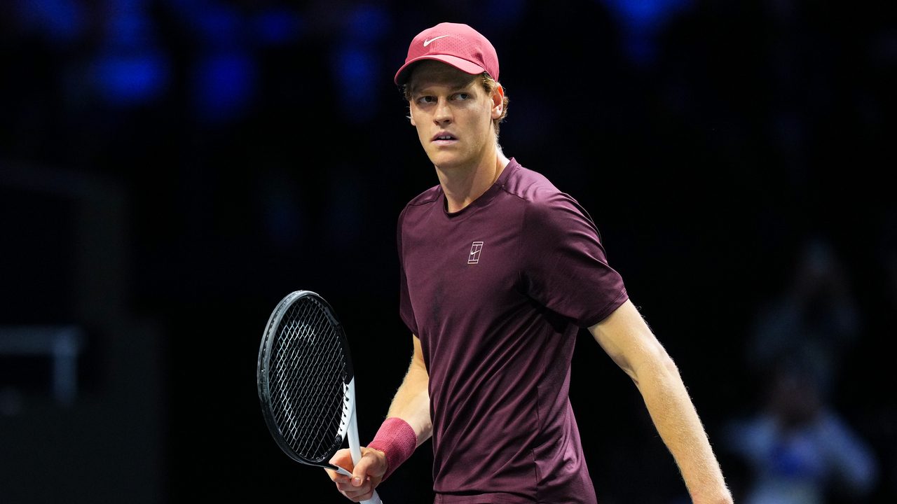 Jannik Sinner straripante trionfa per la prima volta a Parigi: è di nuovo il numero 1 al mondo