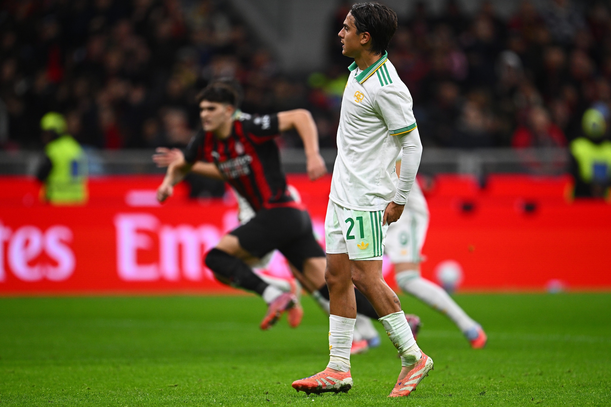 Il momento in cui Dybala sente tirare alla gamba e deve chiudere la sua partita dopo aver sbagliato il rigore.