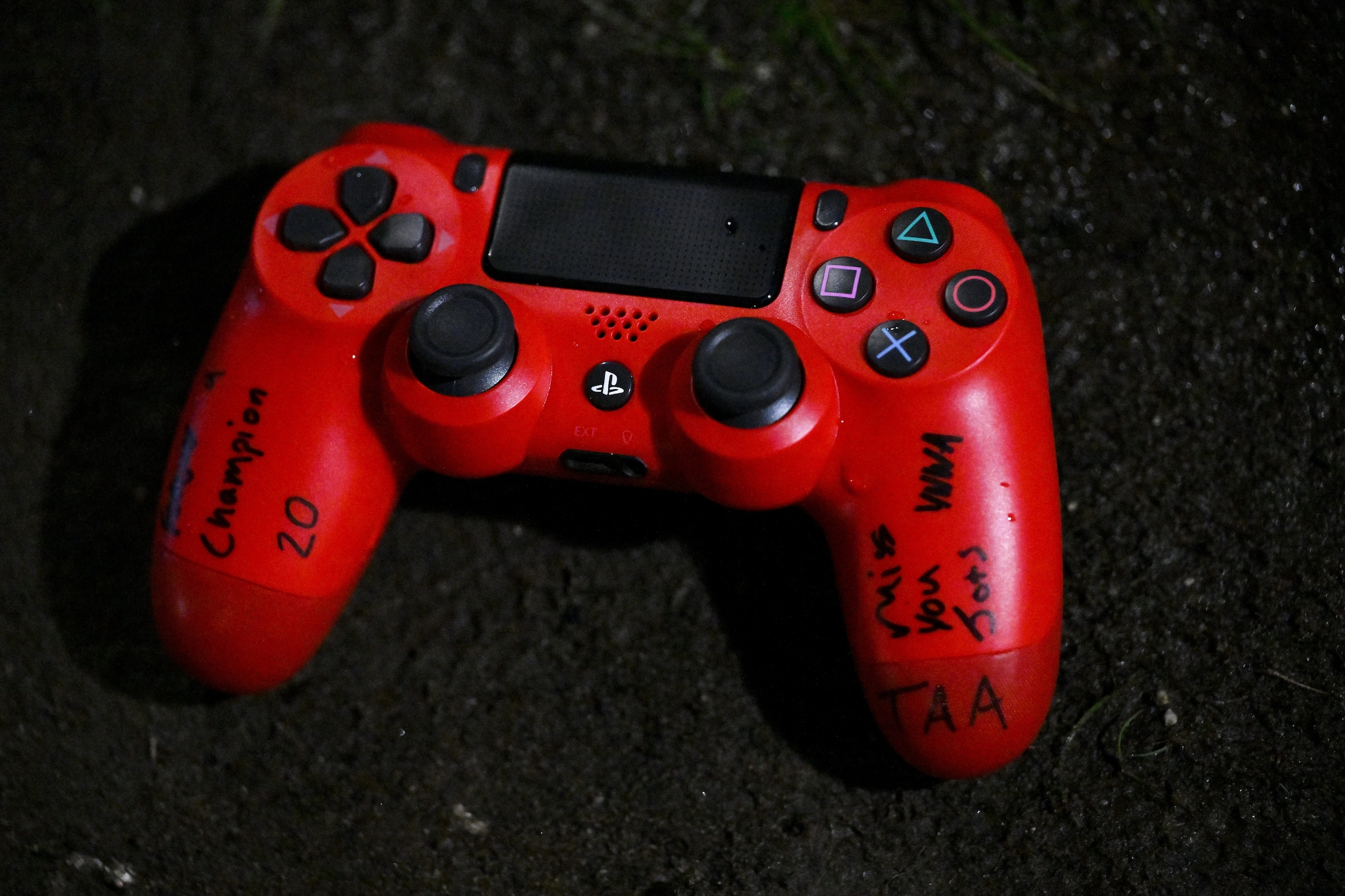 Il controller con dedica che Alexander–Arnold ha portato per omaggiare Diogo Jota.