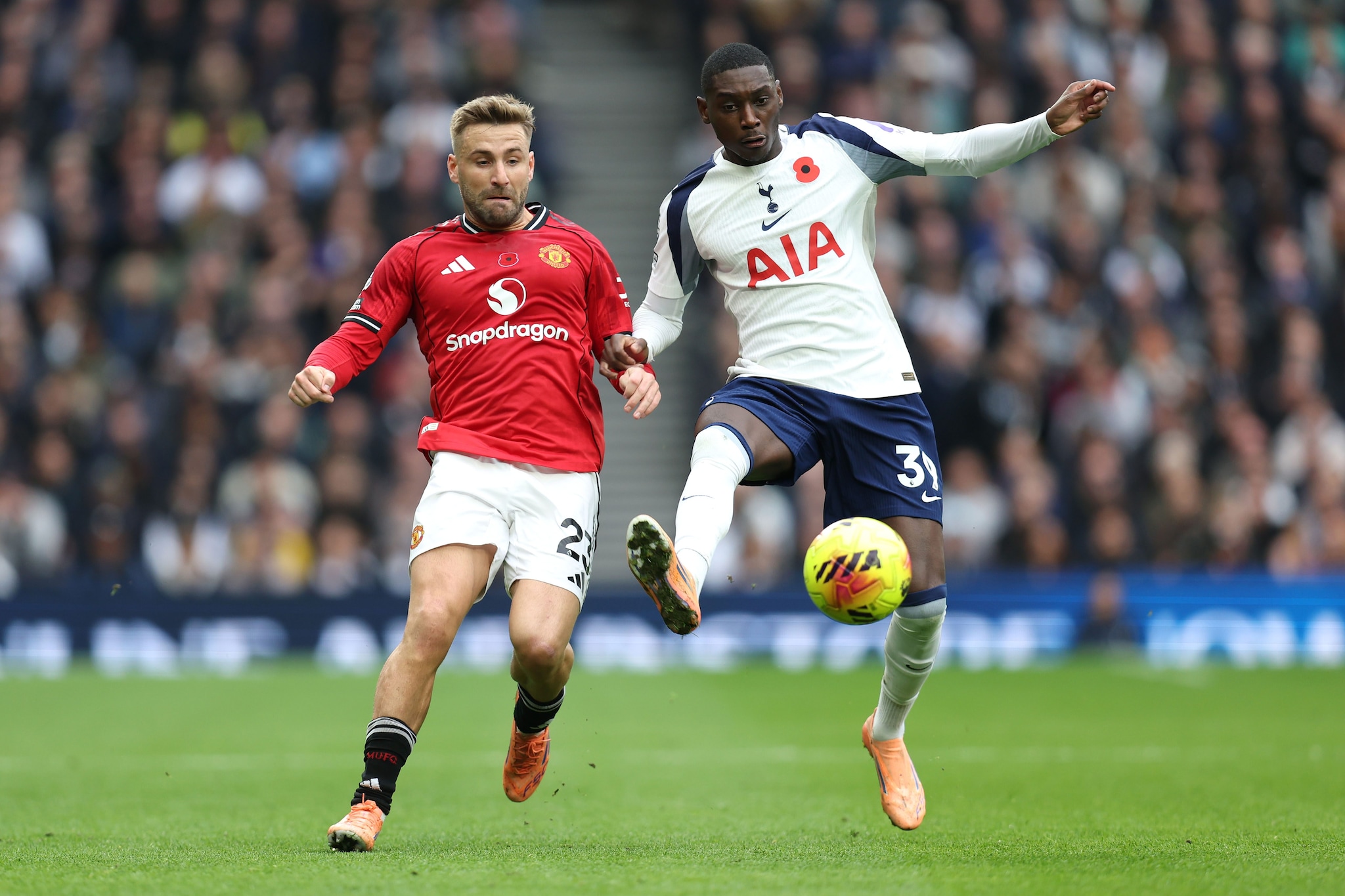 Kolo Muani in azione contro il Manchester United.