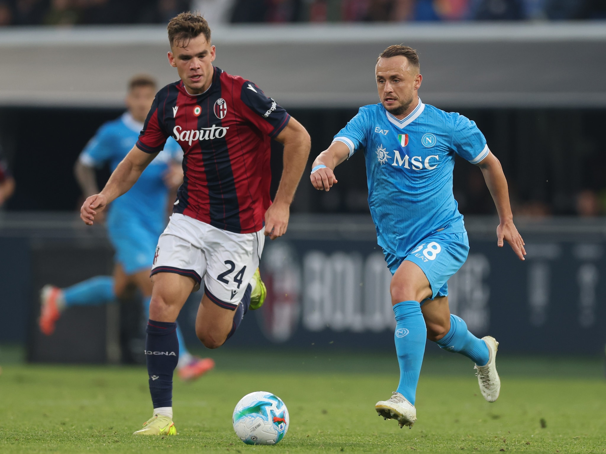 Lobotka in azione contro il Bologna.