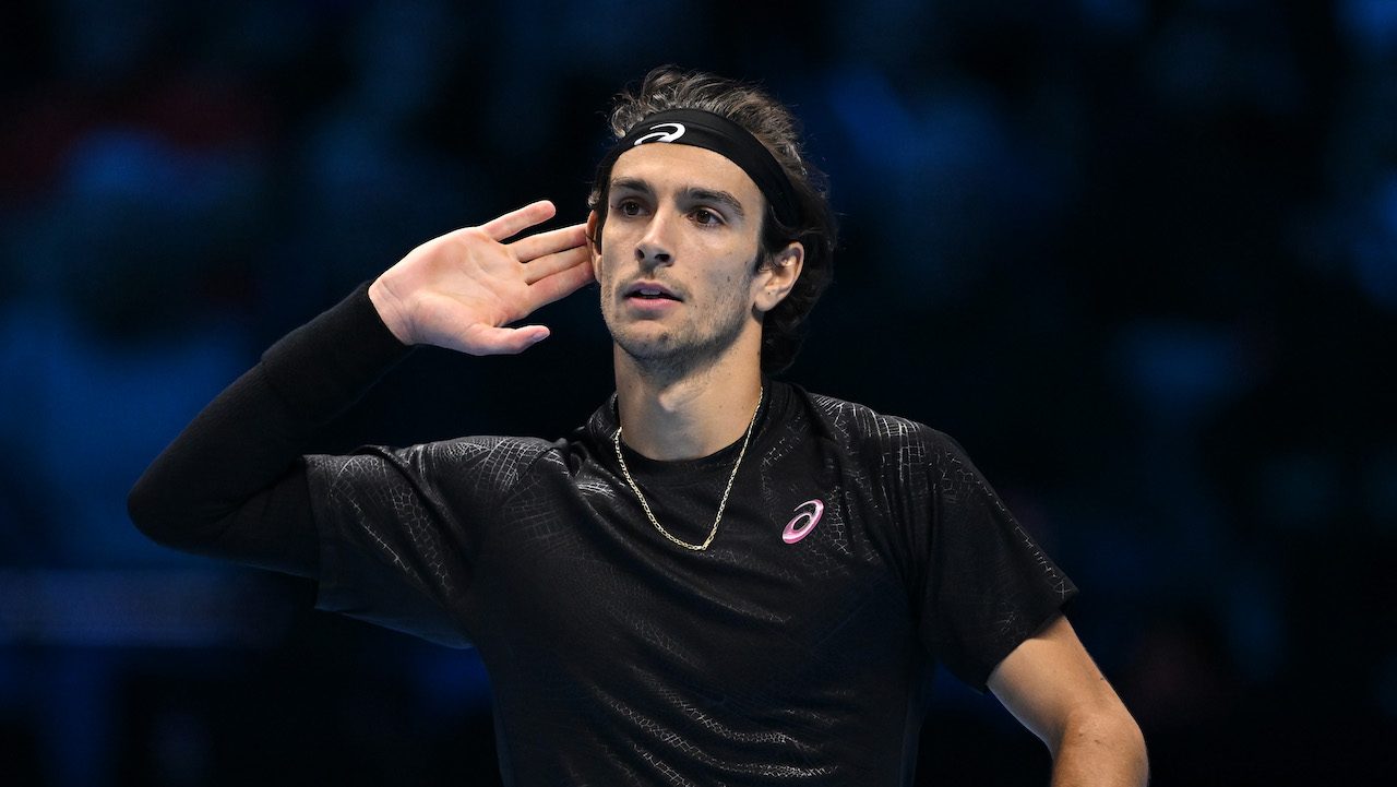 Alcaraz batte Musetti 6-4, 6-1 all'ATP Finals: Lorenzo eliminato, Carlos chiude l’anno al numero uno