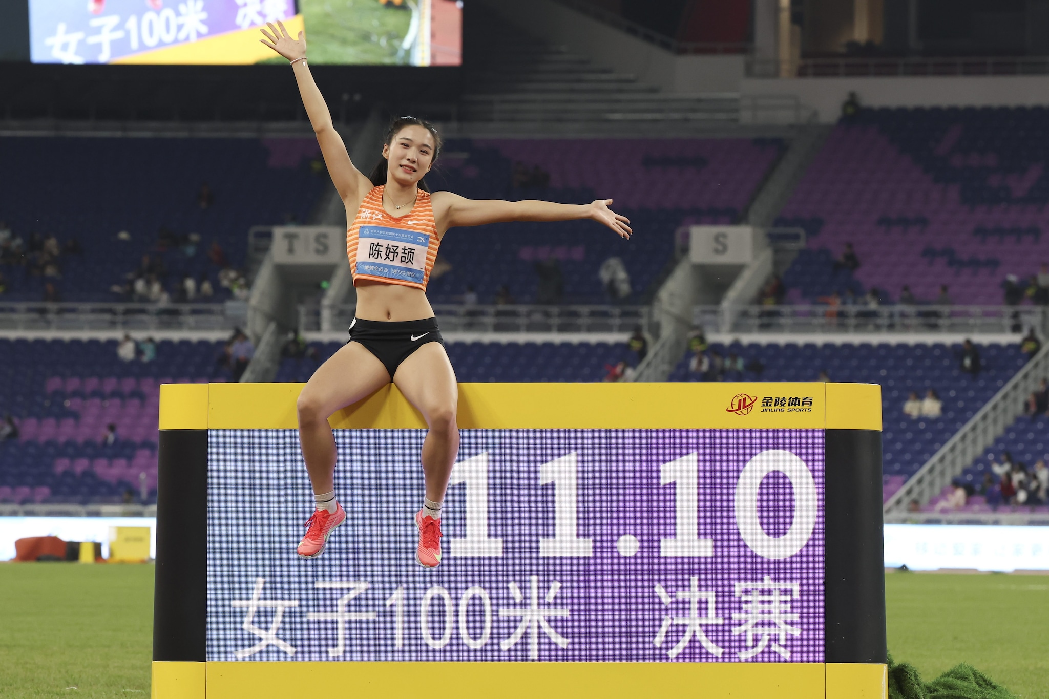 Chen Yujie sul tabellone che riporta il suo record nei 100 metri, stabilito ai Giochi Cinesi