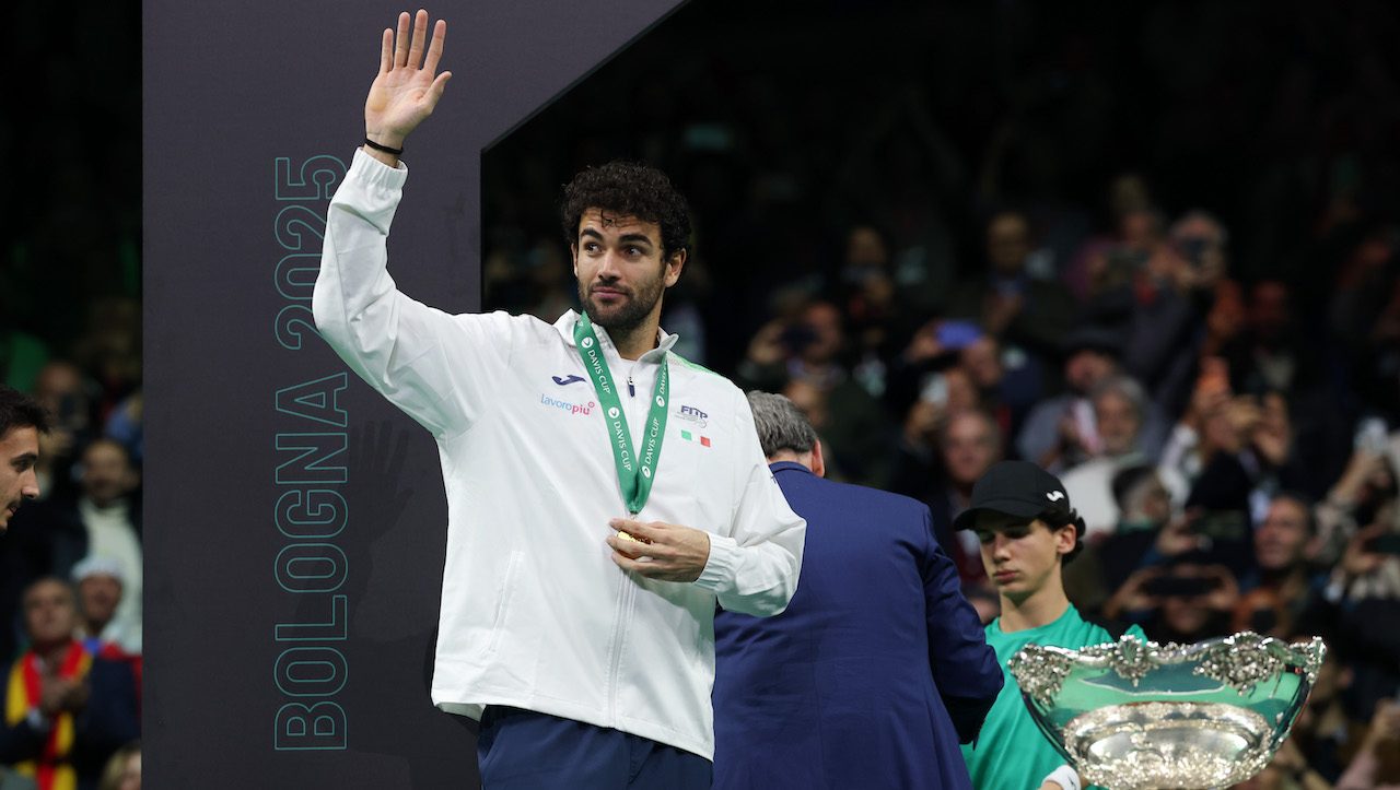 Berrettini celebra la vittoria in Coppa Davis