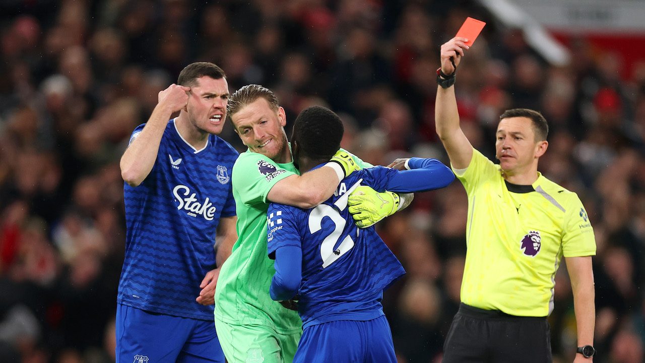 Gueye sconcertante, perde la testa con un compagno e viene espulso: lo trascinano fuori