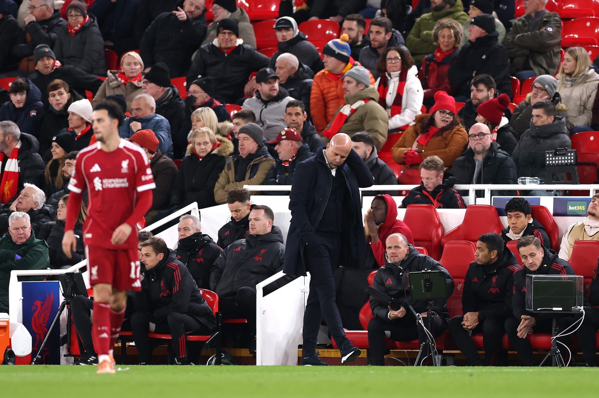 Slot preoccupato in panchina contro il PSV.