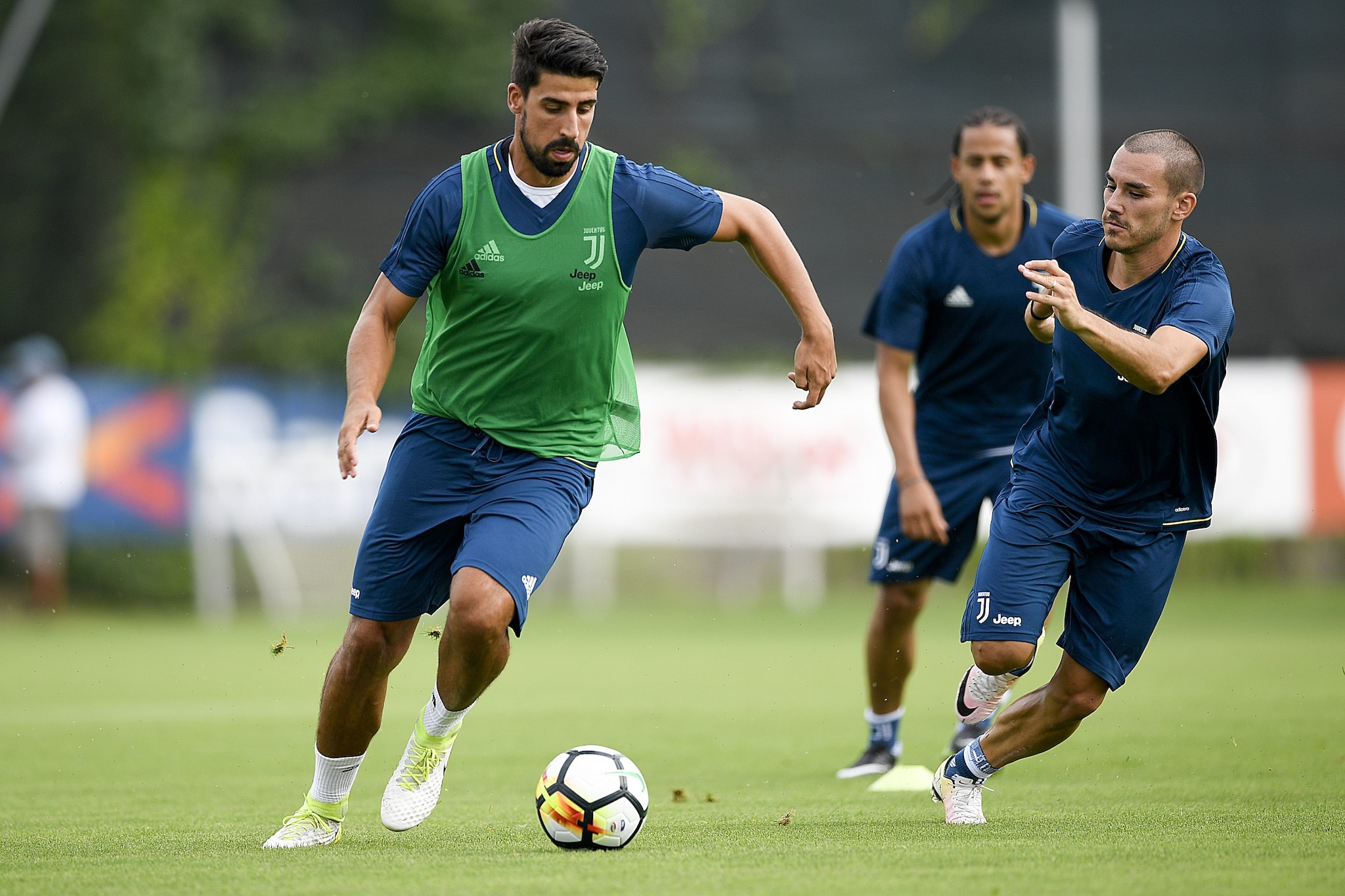 Pasquato con Khedira durante gli allenamenti con la Juventus.