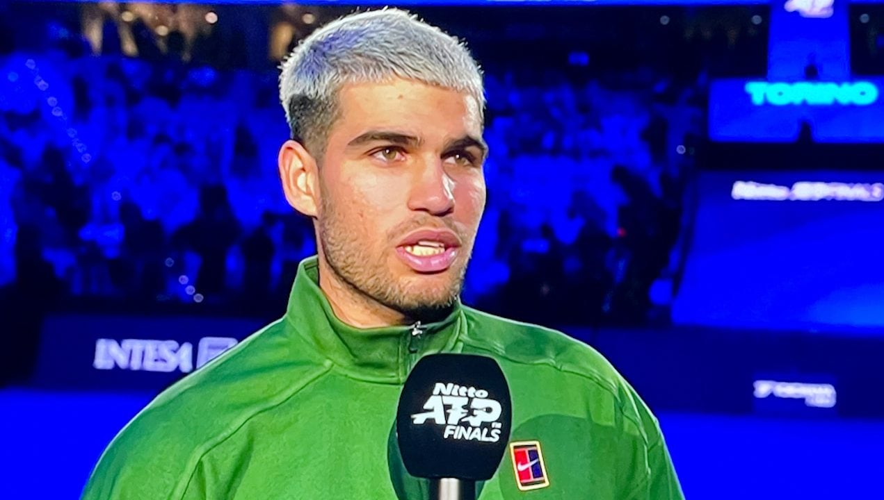 Alcaraz batte Musetti e chiude il 2025 da numero uno: il primo pensiero è per Sinner