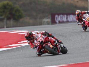 MotoGP-oggi-gara-GP-Portogallo-2025-diretta-live-tempo-reale-partenza-risultati-classifiche-ultime-news-Ducati-Bagnaia-vedere-gratis-tv8-Bezzecchi-Bulega-Portimao-300x225.jpg