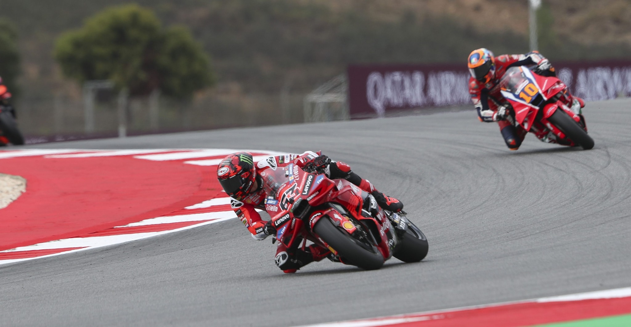 MotoGP, Bezzecchi vince il GP Portogallo a Portimao: Alex Marquez 2°, caduta per Bagnaia, classifica e ordine di arrivo