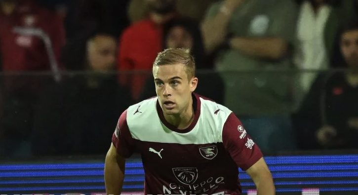 Luca Villa in azione con la maglia della Salernitana.