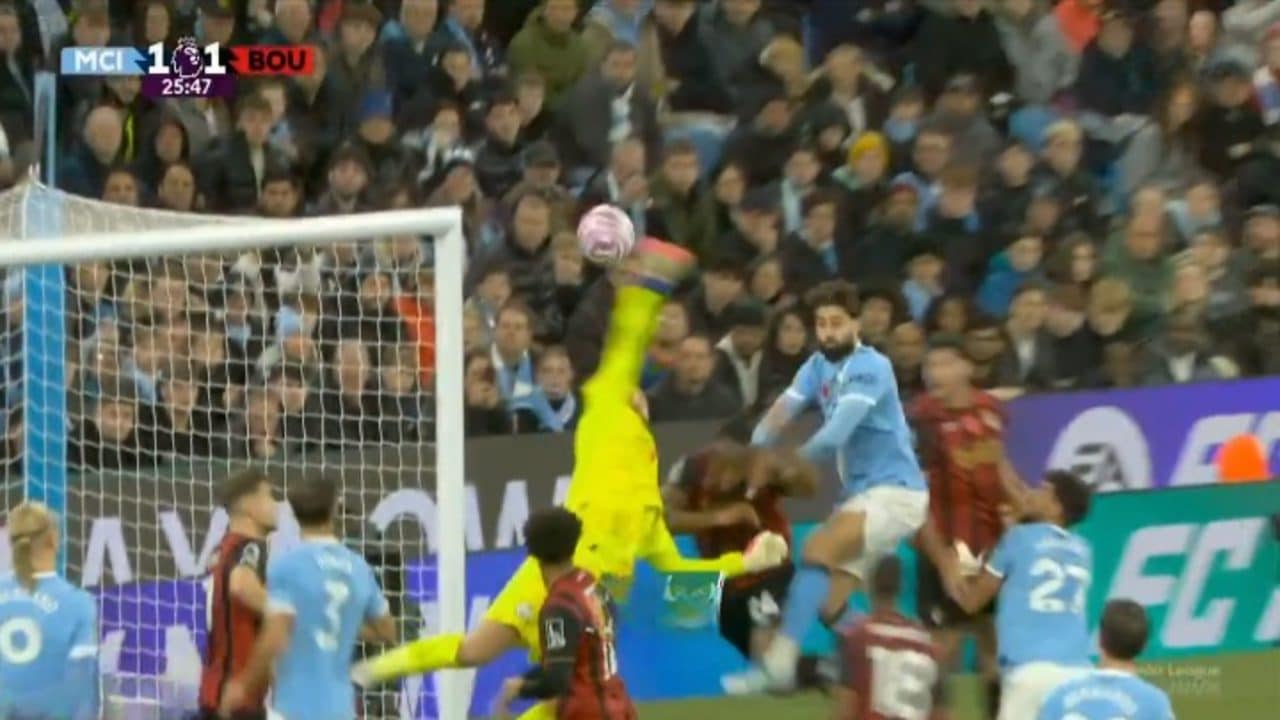 La prima papera di Donnarumma con il Manchester City: sbaglia tutto su un calcio d'angolo