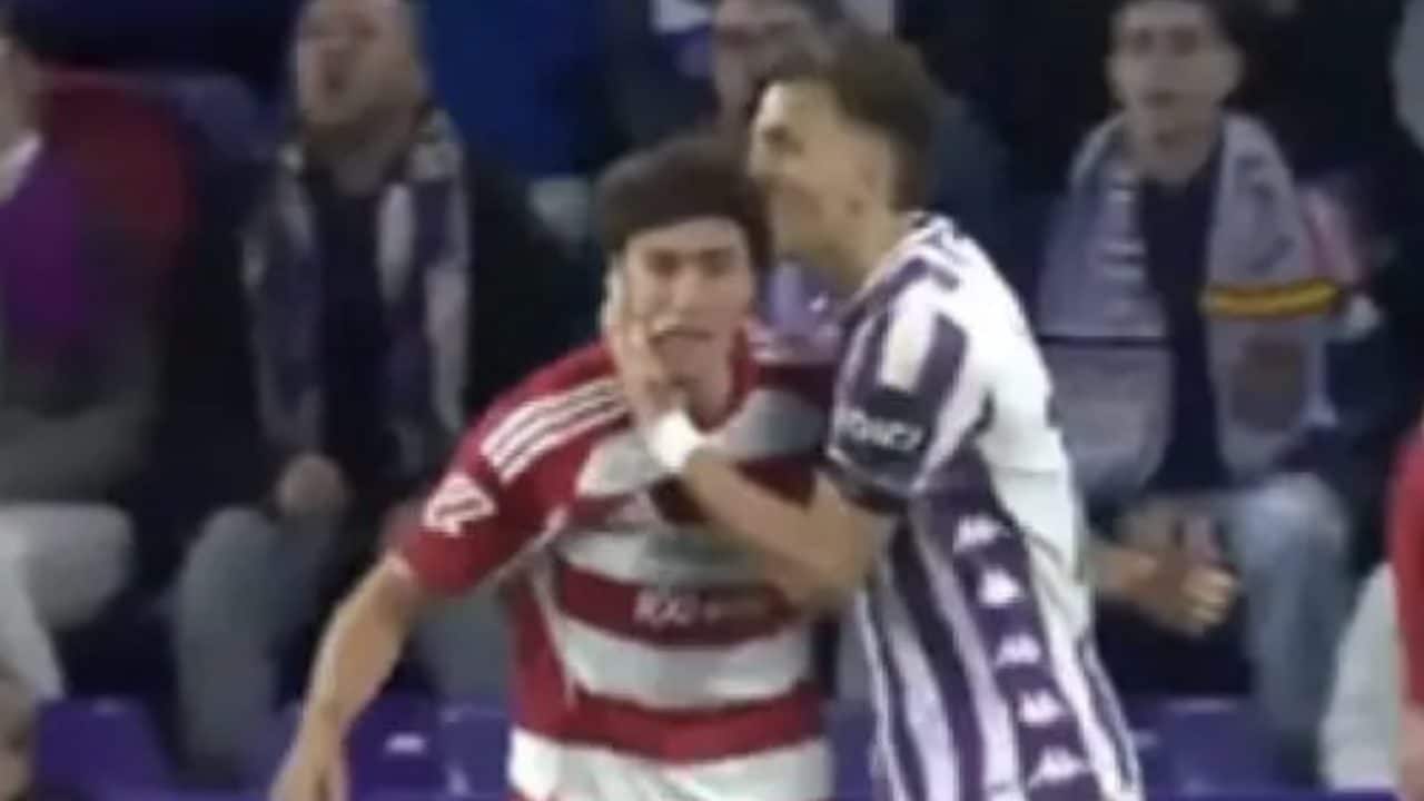 Bacia l'avversario e gli fa perdere la testa, arriva la squalifica: "Il calcio non è per gli stupidi"