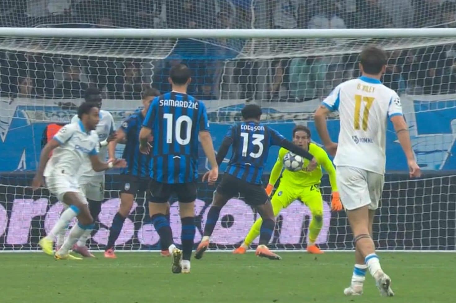 L’episodio da rigore contestato dal Marsiglia sul tocco di mano di Ederson.