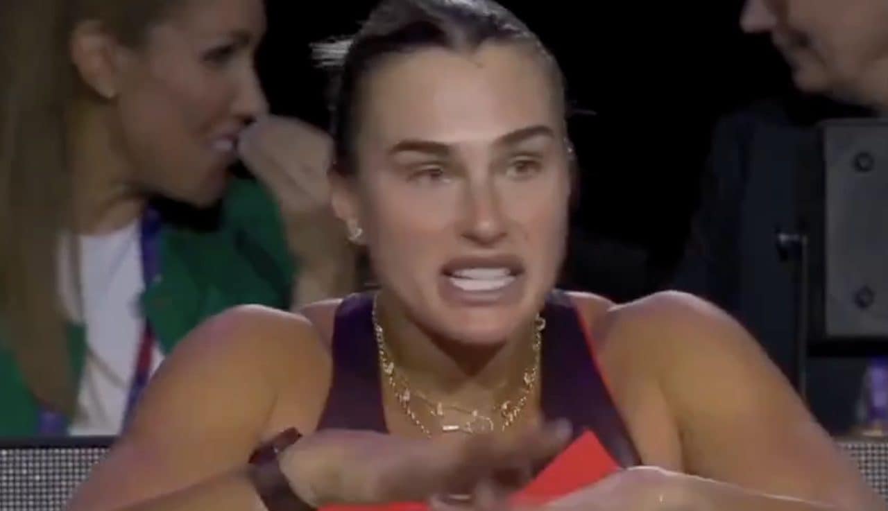 Sabalenka furibonda col suo coach che esce dallo stadio: "Ho esagerato, non so dove sia"