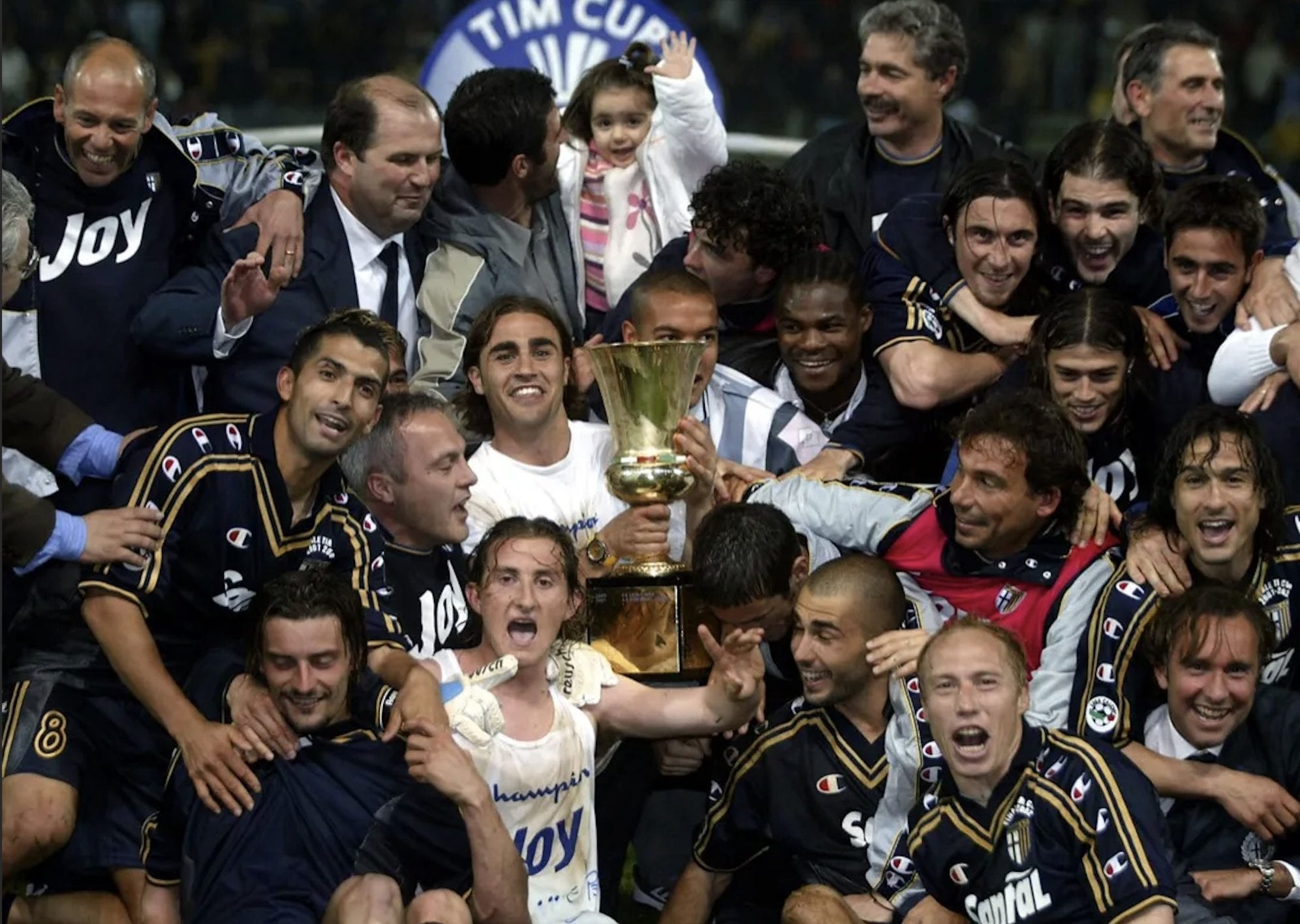 Diana festeggia con il Parma la Coppa Italia vinta contro la Juventus nel 2002.