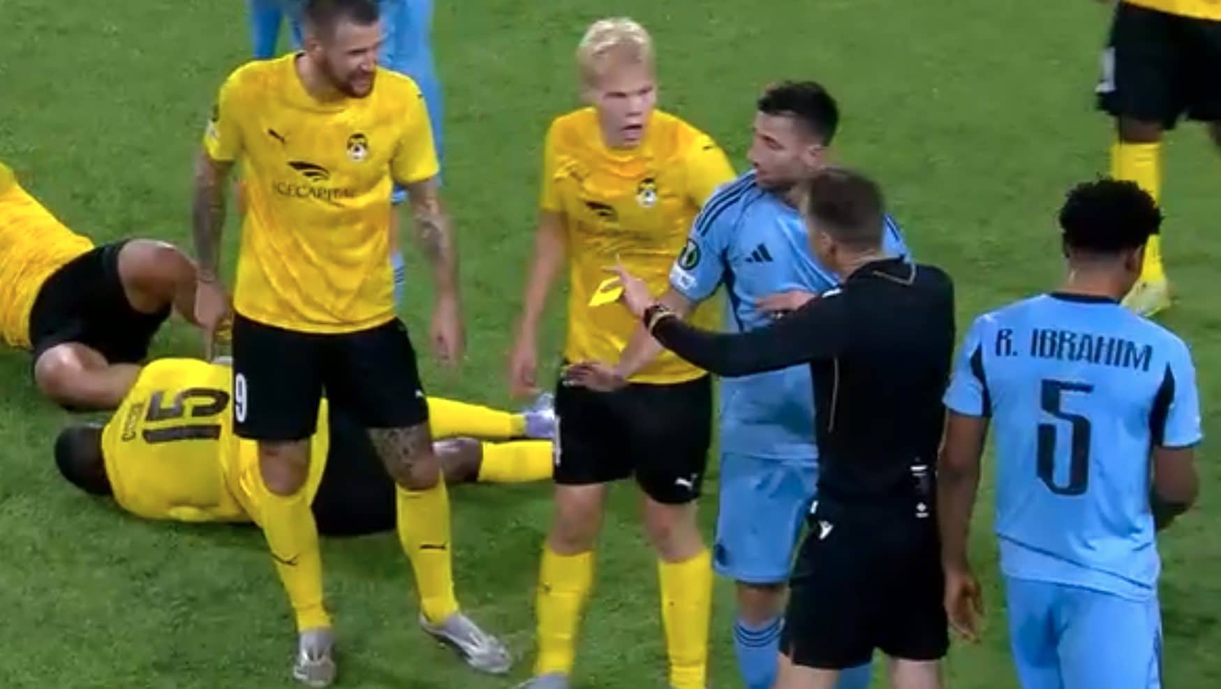 Cissé a terra con le mani sul volto dopo il presunto colpo dell’arbitro.