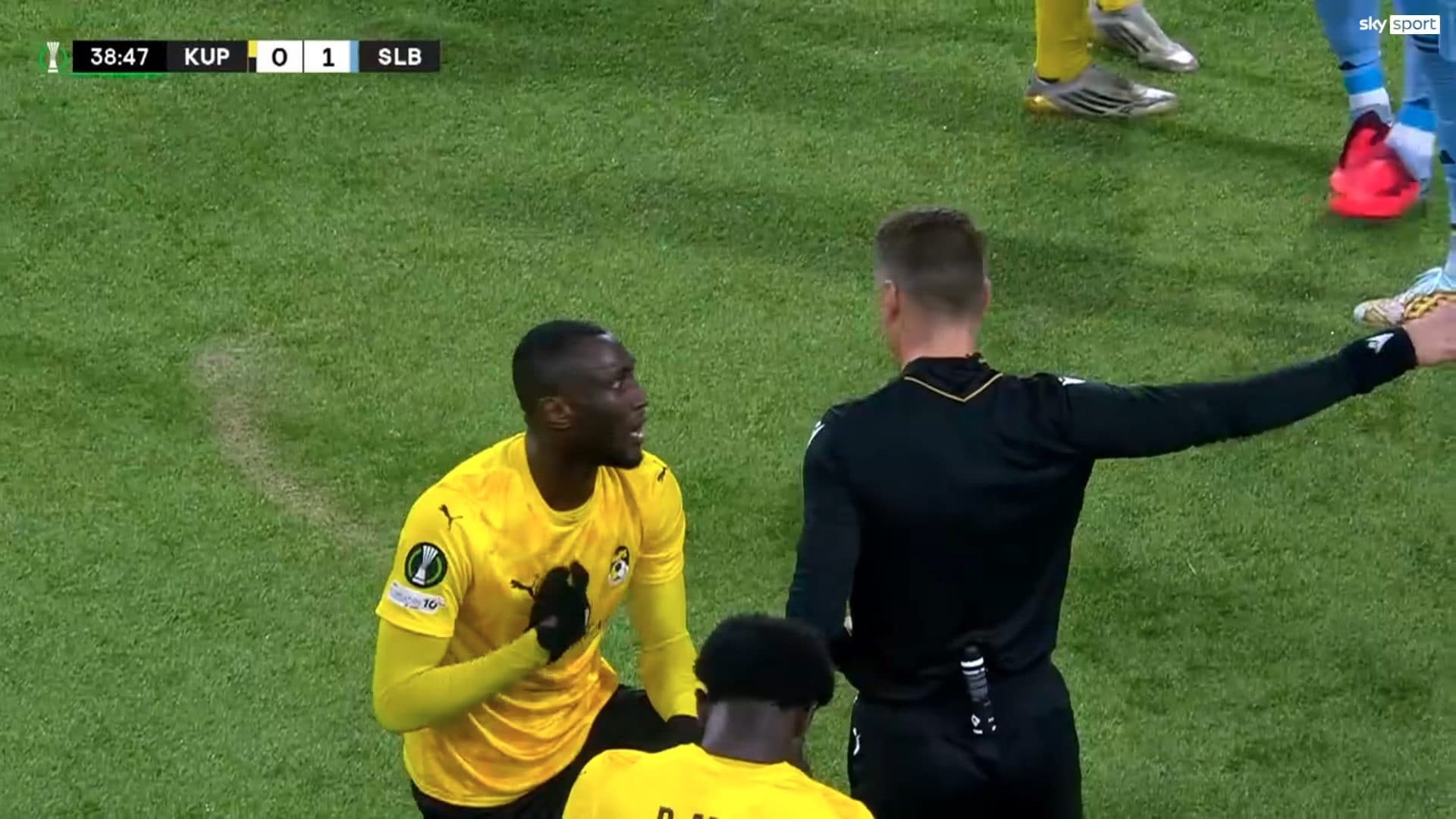 Il momento in cui l’arbitro ammonisce Cissé.