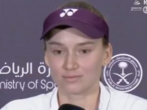 Elena Rybakina sente quanto ha guadagnato vincendo le WTA Finals e non riesce a smettere di ridere