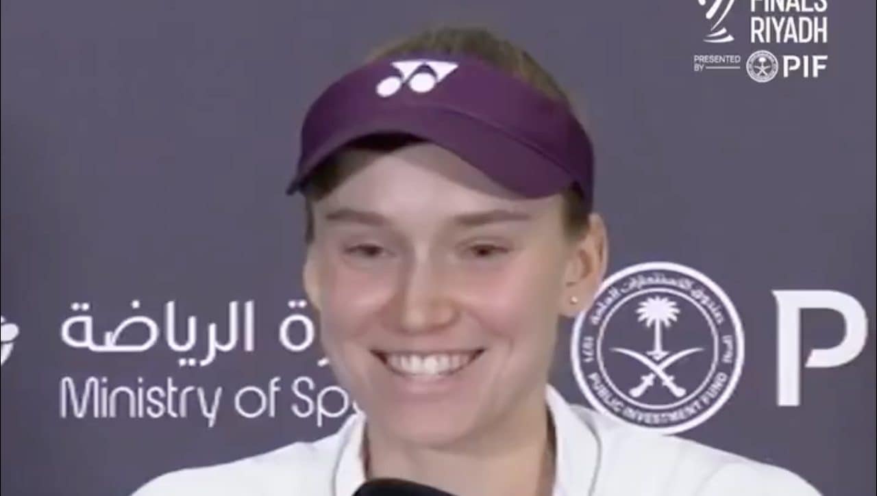 Elena Rybakina sente quanto ha guadagnato vincendo le WTA Finals e non riesce a smettere di ridere